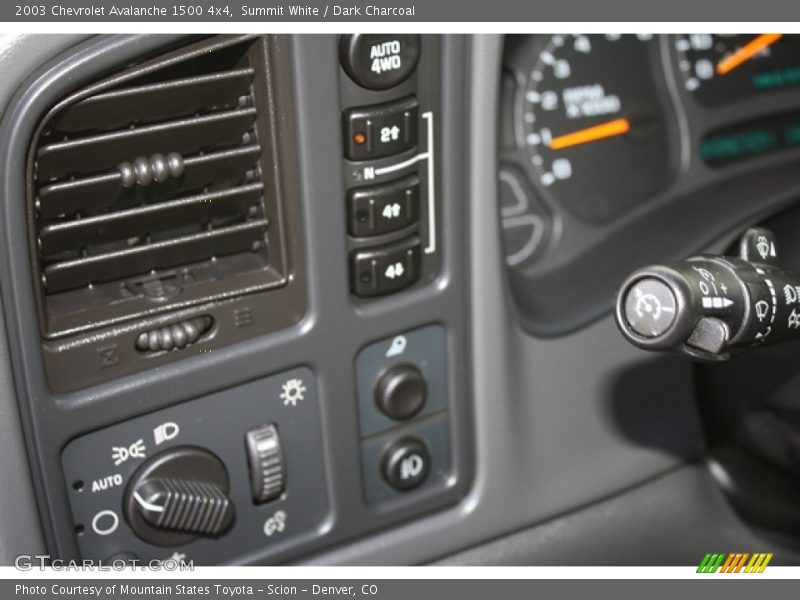 Summit White / Dark Charcoal 2003 Chevrolet Avalanche 1500 4x4