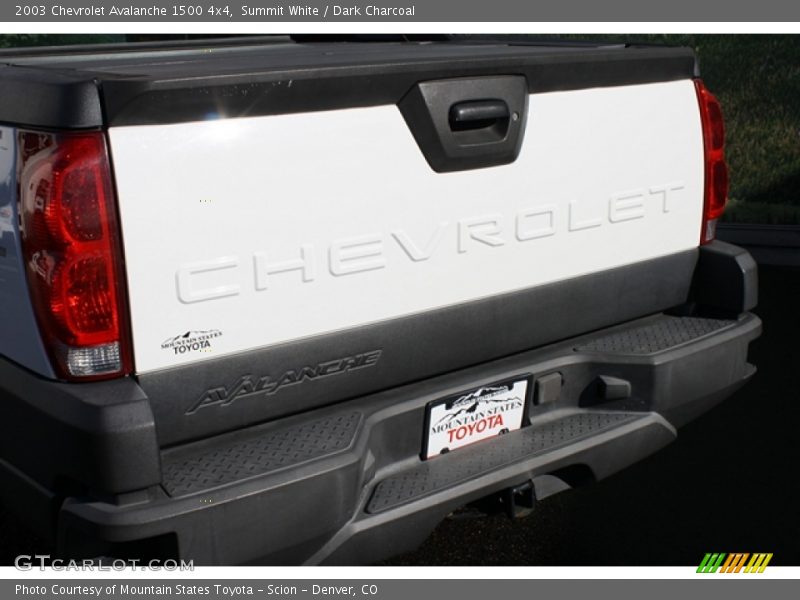 Summit White / Dark Charcoal 2003 Chevrolet Avalanche 1500 4x4
