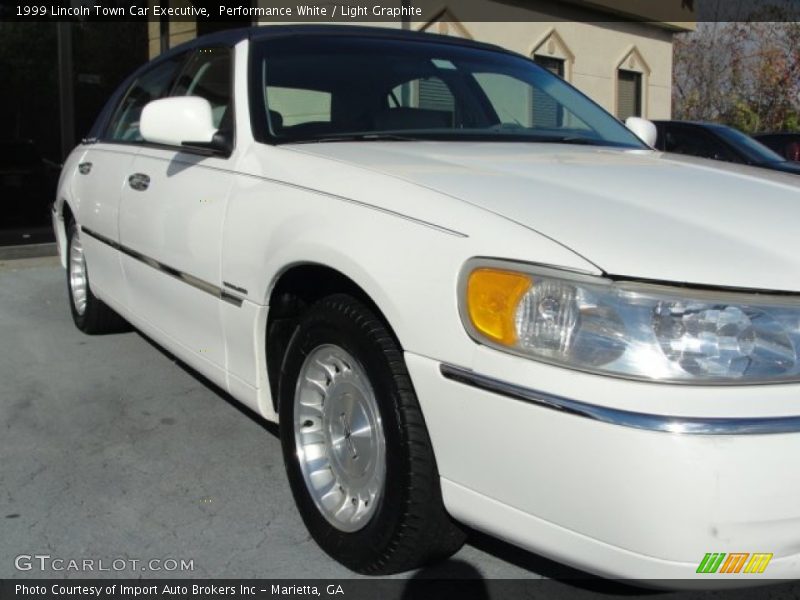 Performance White / Light Graphite 1999 Lincoln Town Car Executive