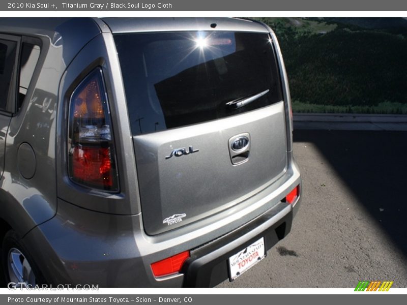Titanium Gray / Black Soul Logo Cloth 2010 Kia Soul +