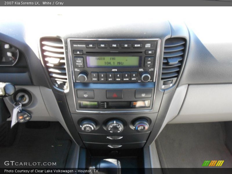 White / Gray 2007 Kia Sorento LX