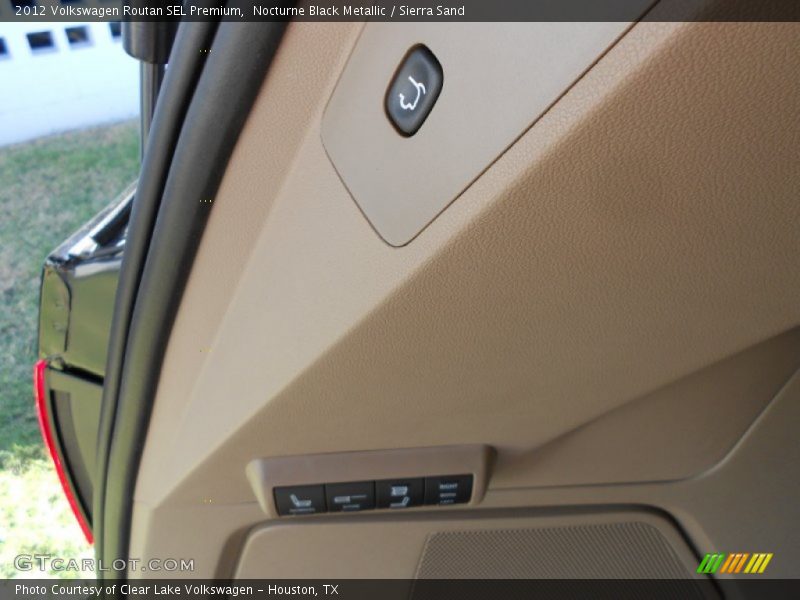 Nocturne Black Metallic / Sierra Sand 2012 Volkswagen Routan SEL Premium