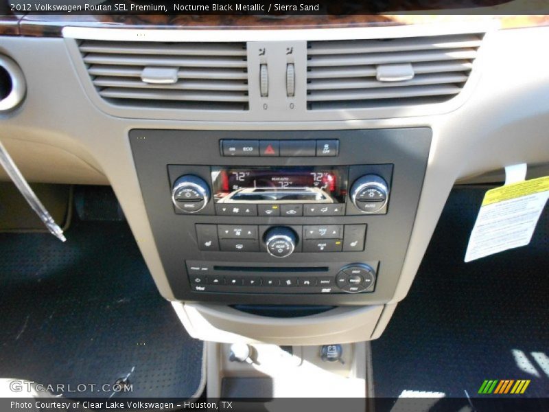 Nocturne Black Metallic / Sierra Sand 2012 Volkswagen Routan SEL Premium