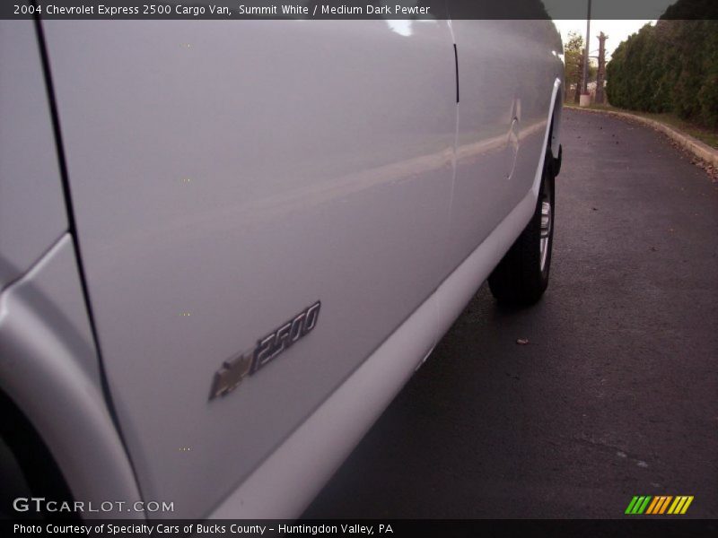 Summit White / Medium Dark Pewter 2004 Chevrolet Express 2500 Cargo Van