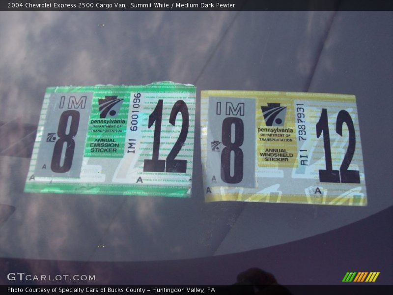 Summit White / Medium Dark Pewter 2004 Chevrolet Express 2500 Cargo Van