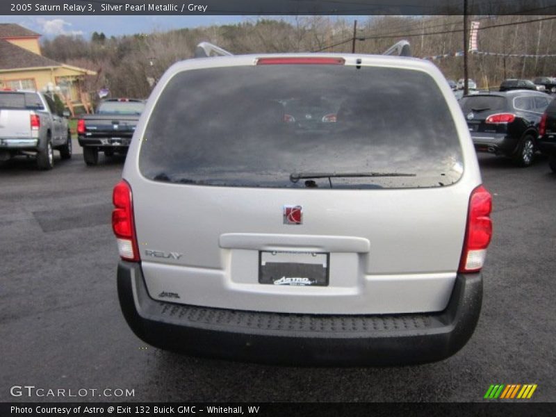 Silver Pearl Metallic / Grey 2005 Saturn Relay 3