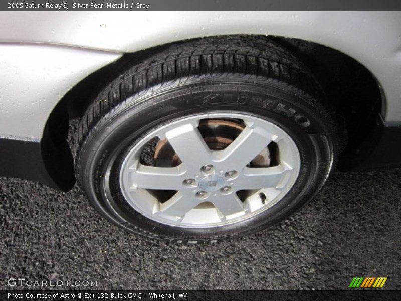 Silver Pearl Metallic / Grey 2005 Saturn Relay 3
