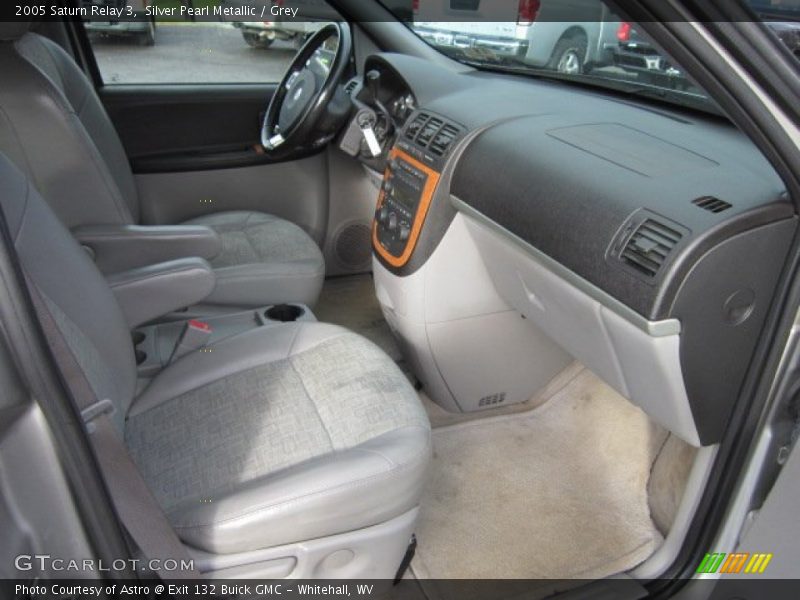 Silver Pearl Metallic / Grey 2005 Saturn Relay 3