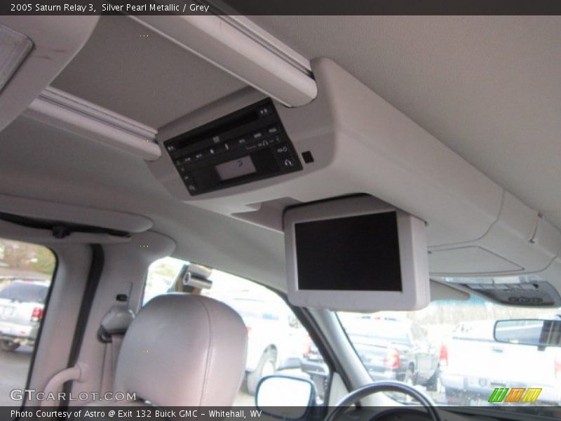 Silver Pearl Metallic / Grey 2005 Saturn Relay 3