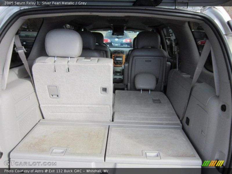 Silver Pearl Metallic / Grey 2005 Saturn Relay 3