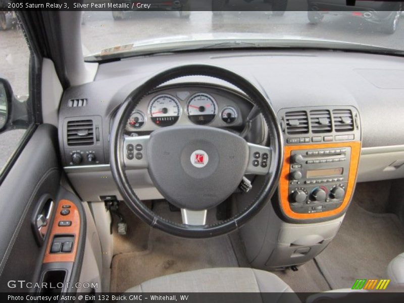 Silver Pearl Metallic / Grey 2005 Saturn Relay 3