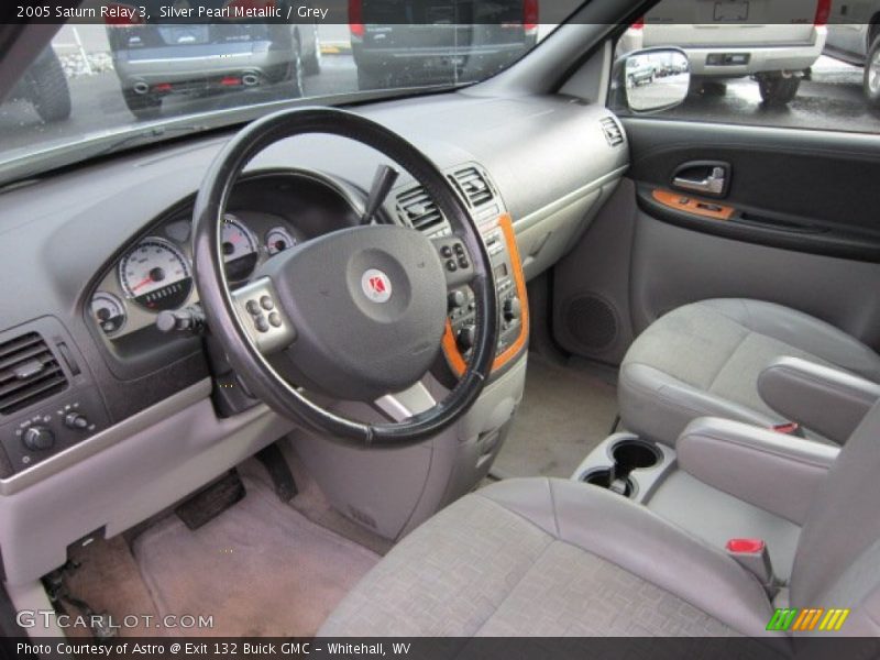 Silver Pearl Metallic / Grey 2005 Saturn Relay 3