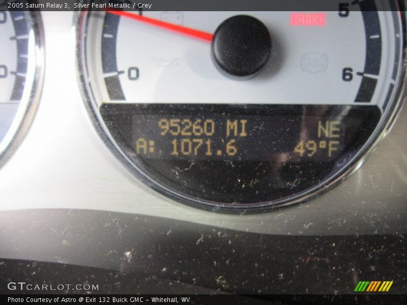 Silver Pearl Metallic / Grey 2005 Saturn Relay 3