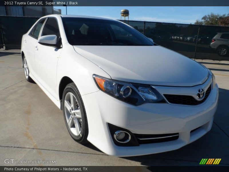 Super White / Black 2012 Toyota Camry SE