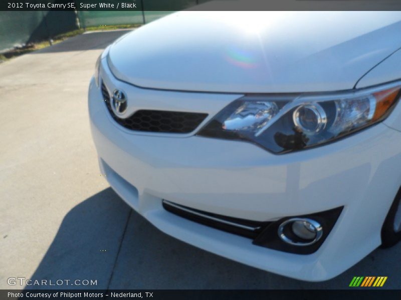 Super White / Black 2012 Toyota Camry SE