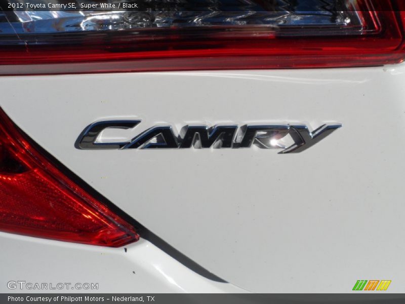 Super White / Black 2012 Toyota Camry SE