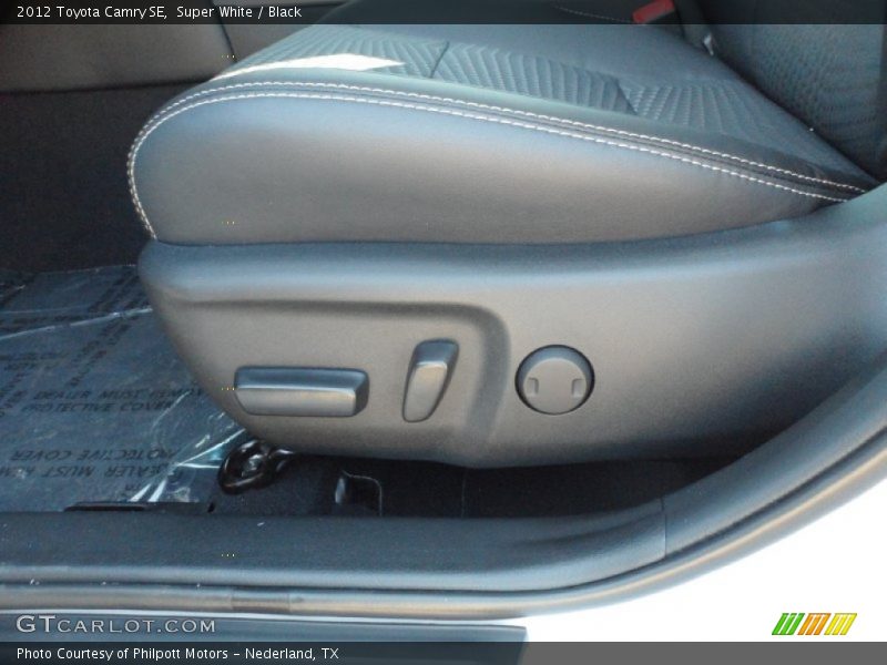 Super White / Black 2012 Toyota Camry SE