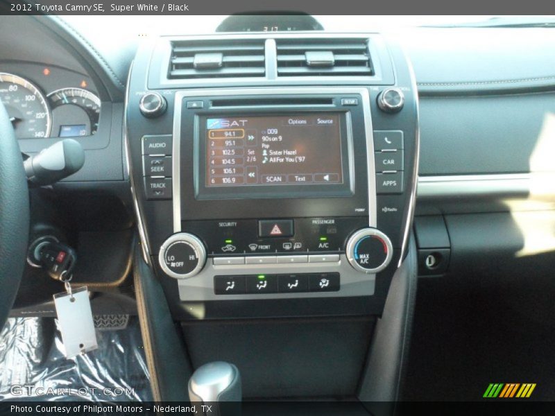Super White / Black 2012 Toyota Camry SE