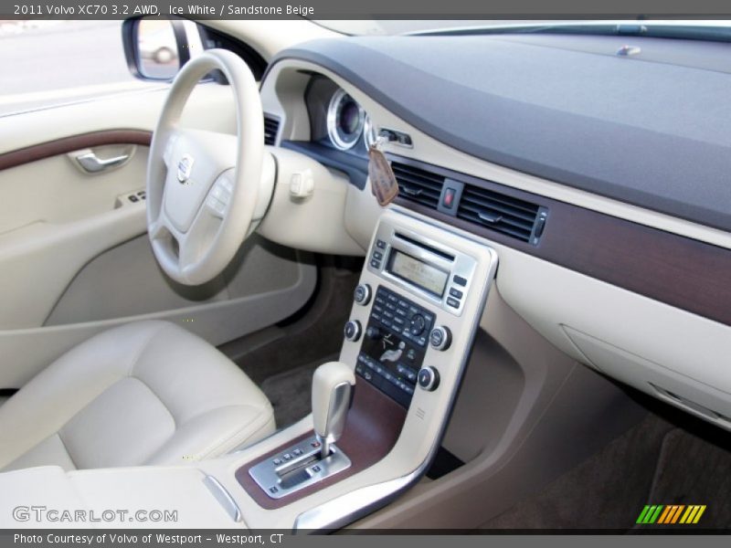 Ice White / Sandstone Beige 2011 Volvo XC70 3.2 AWD