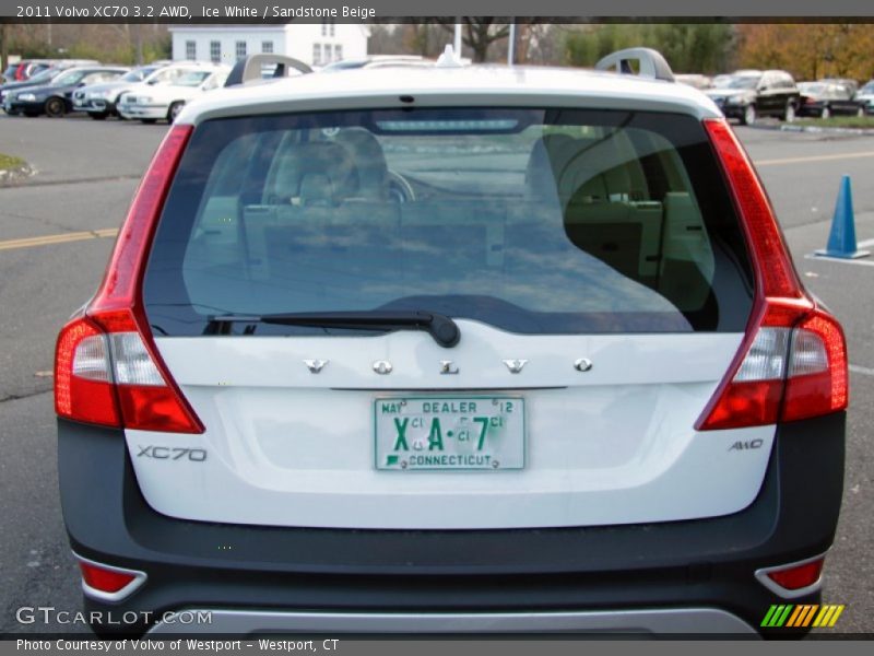 Ice White / Sandstone Beige 2011 Volvo XC70 3.2 AWD