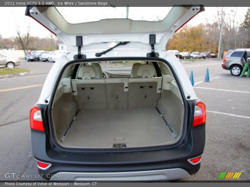 Ice White / Sandstone Beige 2011 Volvo XC70 3.2 AWD