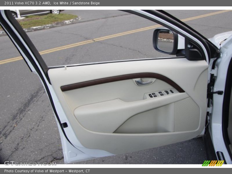 Ice White / Sandstone Beige 2011 Volvo XC70 3.2 AWD