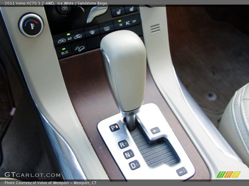 Ice White / Sandstone Beige 2011 Volvo XC70 3.2 AWD