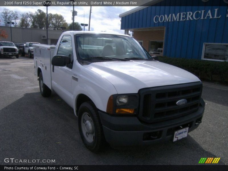 Oxford White / Medium Flint 2006 Ford F250 Super Duty XL Regular Cab Utility