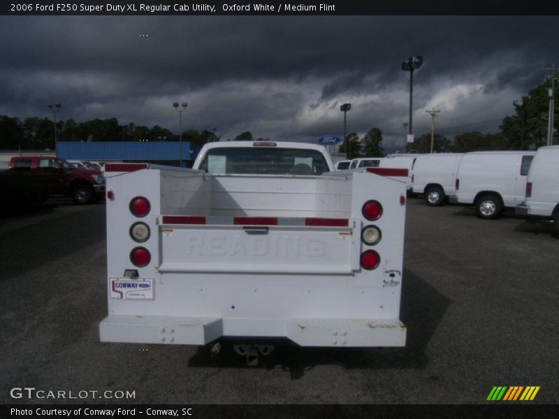 Oxford White / Medium Flint 2006 Ford F250 Super Duty XL Regular Cab Utility