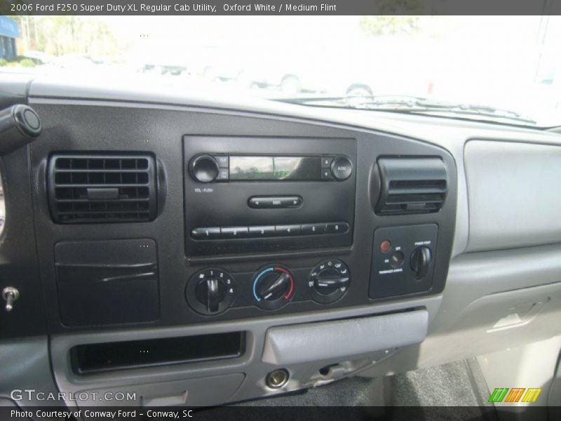 Oxford White / Medium Flint 2006 Ford F250 Super Duty XL Regular Cab Utility
