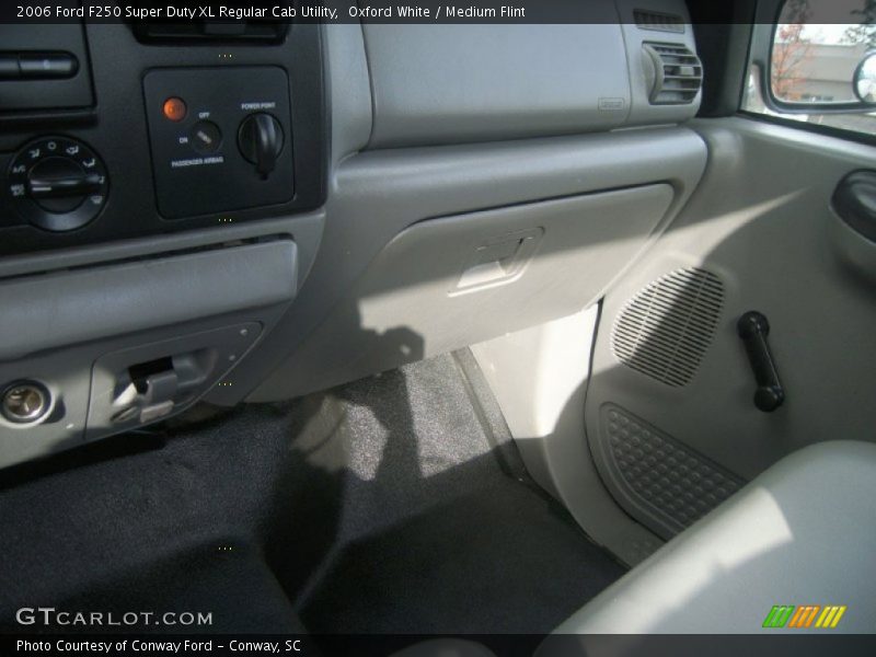 Oxford White / Medium Flint 2006 Ford F250 Super Duty XL Regular Cab Utility