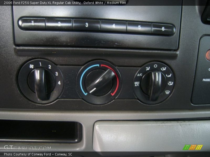 Oxford White / Medium Flint 2006 Ford F250 Super Duty XL Regular Cab Utility