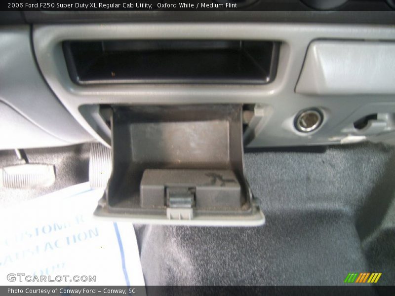 Oxford White / Medium Flint 2006 Ford F250 Super Duty XL Regular Cab Utility