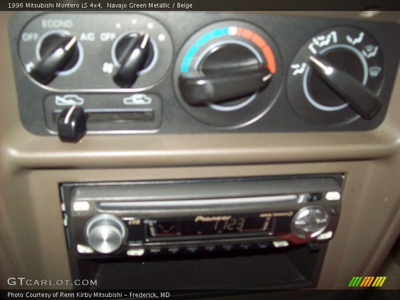 Navajo Green Metallic / Beige 1996 Mitsubishi Montero LS 4x4