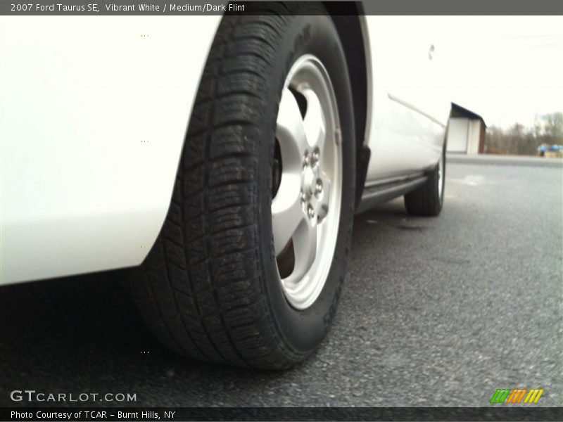 Vibrant White / Medium/Dark Flint 2007 Ford Taurus SE