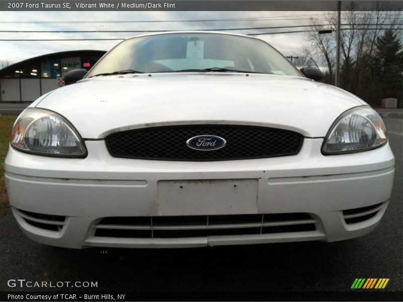 Vibrant White / Medium/Dark Flint 2007 Ford Taurus SE