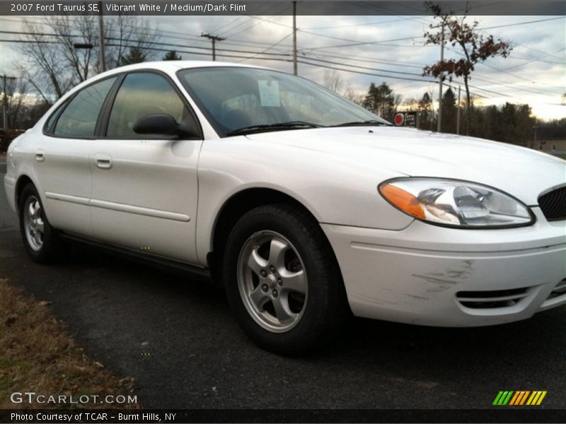 Vibrant White / Medium/Dark Flint 2007 Ford Taurus SE