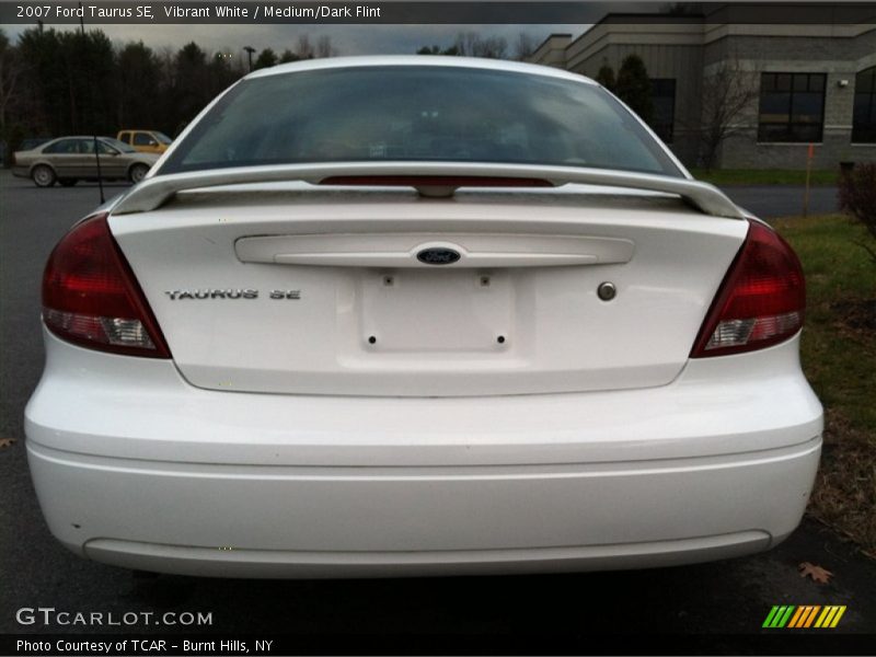 Vibrant White / Medium/Dark Flint 2007 Ford Taurus SE