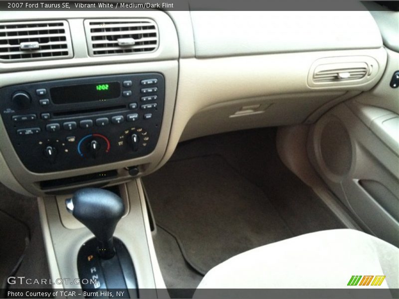 Vibrant White / Medium/Dark Flint 2007 Ford Taurus SE
