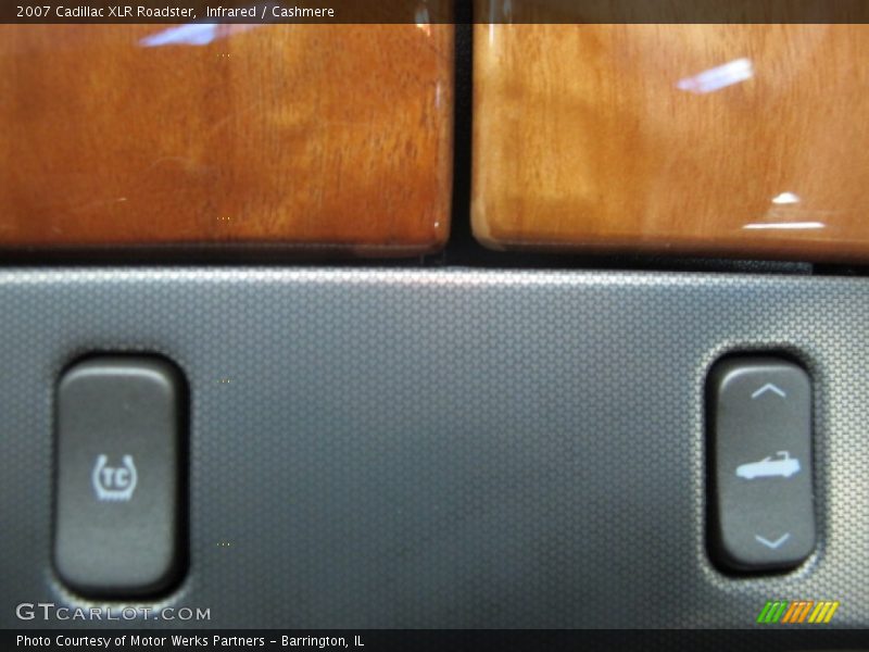 Controls of 2007 XLR Roadster