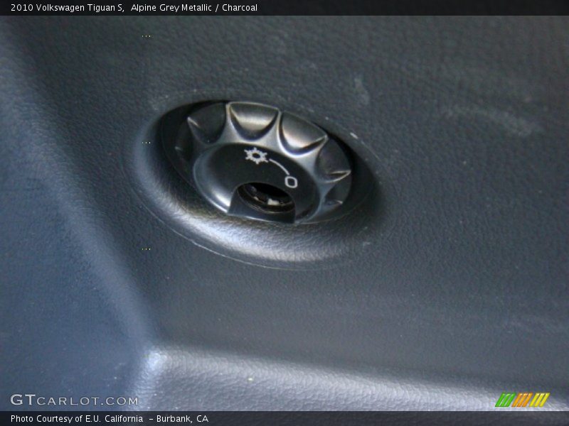 Alpine Grey Metallic / Charcoal 2010 Volkswagen Tiguan S