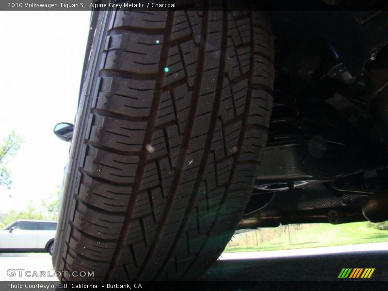 Alpine Grey Metallic / Charcoal 2010 Volkswagen Tiguan S