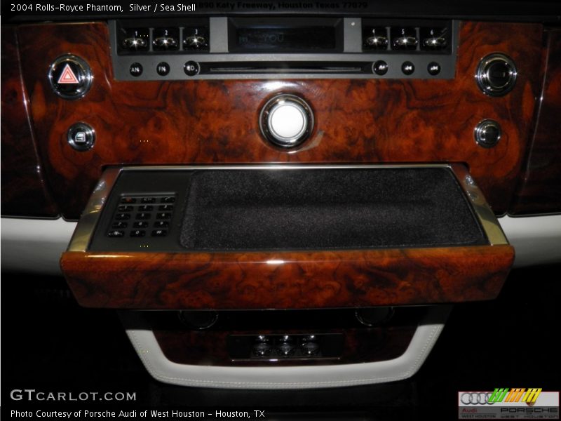 Silver / Sea Shell 2004 Rolls-Royce Phantom