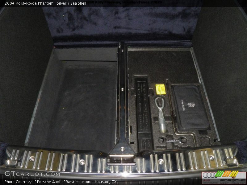 Silver / Sea Shell 2004 Rolls-Royce Phantom