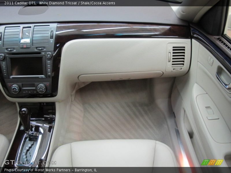 White Diamond Tricoat / Shale/Cocoa Accents 2011 Cadillac DTS