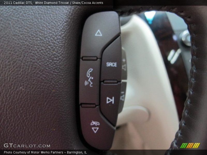 White Diamond Tricoat / Shale/Cocoa Accents 2011 Cadillac DTS
