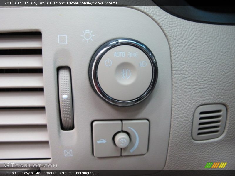 White Diamond Tricoat / Shale/Cocoa Accents 2011 Cadillac DTS