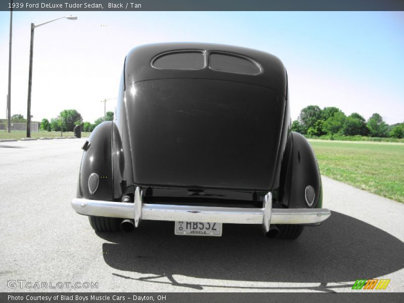 Black / Tan 1939 Ford DeLuxe Tudor Sedan