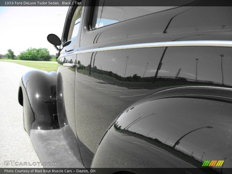 Black / Tan 1939 Ford DeLuxe Tudor Sedan