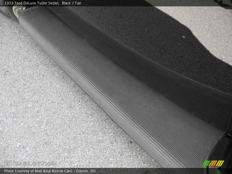 Black / Tan 1939 Ford DeLuxe Tudor Sedan